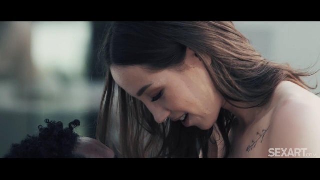 Негр угостил девушку шампанским и своим черным членом