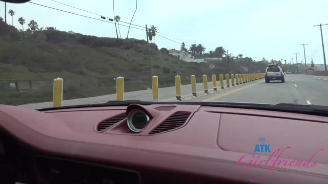 Мужик ласкает письку подруги в машине