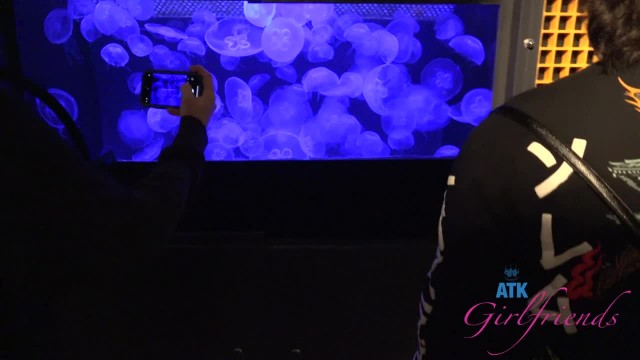 Поездка в музей с симпатичной белокурой подружкой